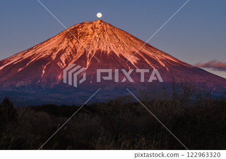 The moment when the full moon overlaps with the peak of Mount Fuji - Pearl Fuji 122963320