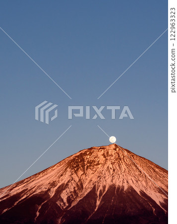 The moment when the full moon overlaps with the peak of Mount Fuji - Pearl Fuji 122963323