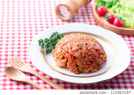 香腸洋蔥雞肉飯（番茄醬飯） 122963597