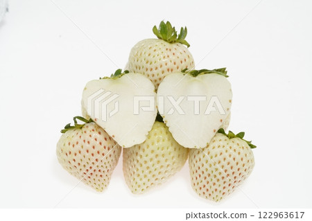 Angel Strawberry, a rare white strawberry from Saga Prefecture 122963617