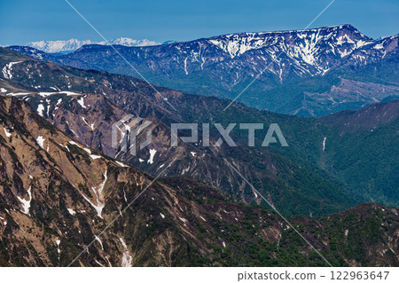 View of snow-capped Mt. Naeba and the Northern Alps/Hakuba mountain range from the summit of Mt. Tanigawa 122963647