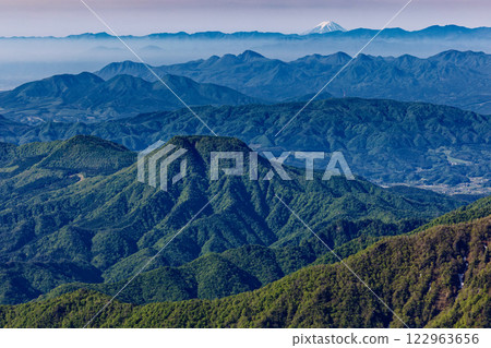 Azumaya Mountain, Haruna Mountain, and Mt. Fuji in the distance as seen from the summit of Mt. Tanigawa in early summer Azumaya Mountain, Haruna Mountain, and Mt. Fuji in the distance as seen from the summit of Mt. Tanigawa in early summer 122963656