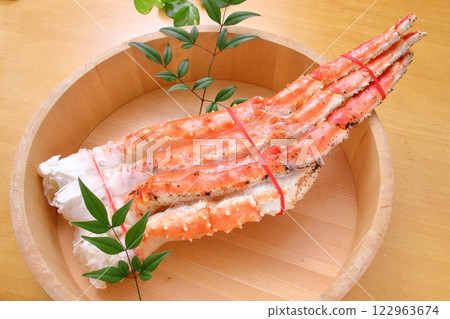King crab in a sushi tub 122963674