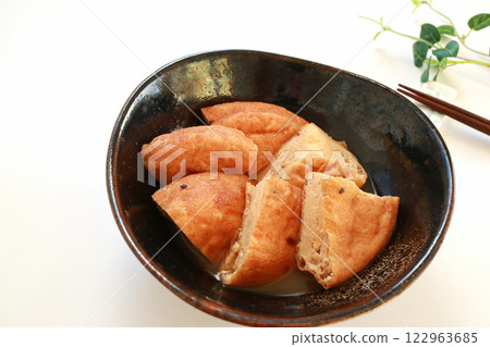 白背景中燉豆腐 白背景中燉豆腐 122963685