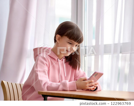 操作智慧型手機的女孩 122963769