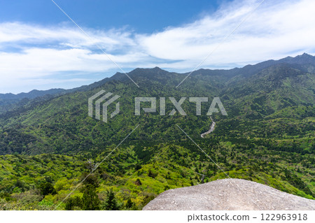 The view from Taikoiwa Rock in Shiratani Unsuikyo Gorge on Yakushima Island 122963918