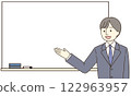 一位西裝筆挺的男士指著白板解釋 122963957