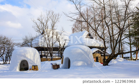 秋田縣柔和陽光下的古老房屋和鎌倉的夜晚 122963968