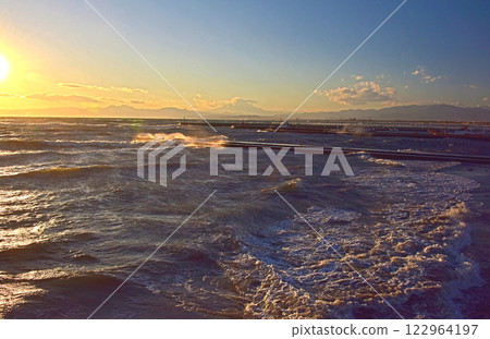 Rough sea and Mount Fuji at sunset, Enoshima Rough sea and Mount Fuji at sunset, Enoshima 122964197