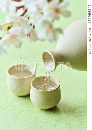 Image of sake and cherry blossom viewing Image of sake and cherry blossom viewing 122964341