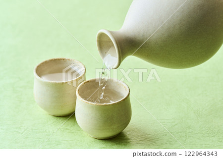 Image of pouring sake 122964343