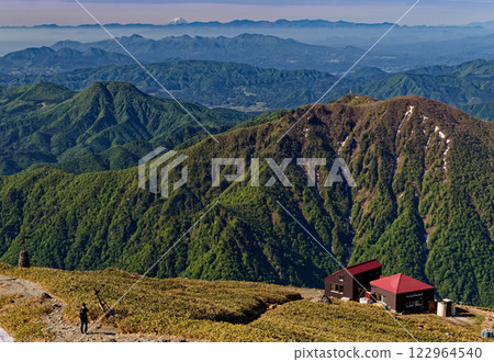 初夏時節,從谷川山頂遠眺片之小屋和富士山 初夏時節,從谷川山頂遠眺片之小屋和富士山 122964540