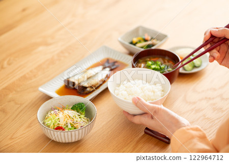中年婦女吃日式早餐 中年婦女吃日式早餐 122964712