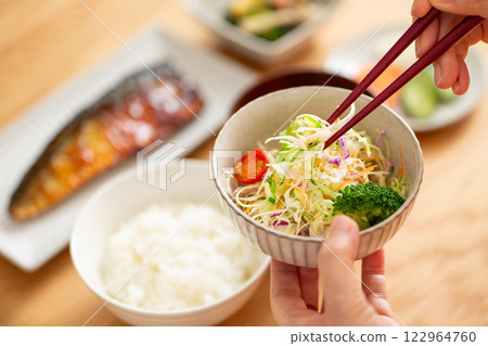 中年婦女吃沙拉當日式早餐 122964760