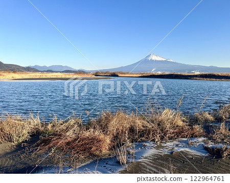 富士河和富士山 122964761