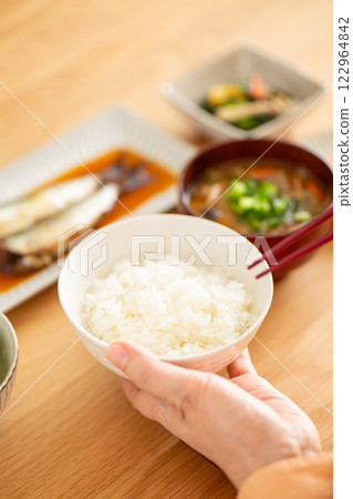 中年婦女吃日式早餐 122964842