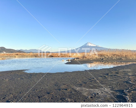 Mount Fuji as seen from the mouth of the Fuji River 122964915