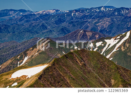 Snow-capped mountain ranges and Mount Kusatsu-Shirane seen from Oki-no-mimi, Mt. Tanigawa 122965369