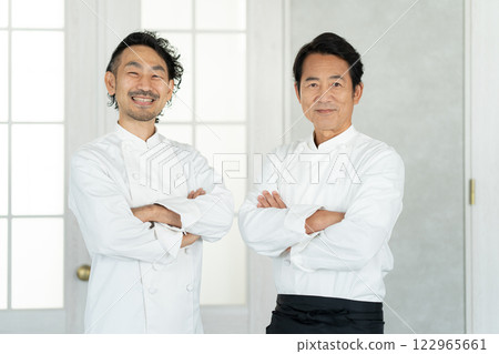 兩位中年廚師交叉雙臂 122965661