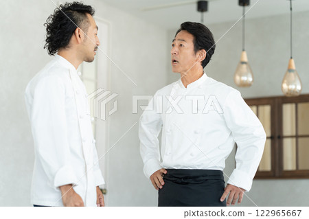 Disagreement between two chefs 122965667