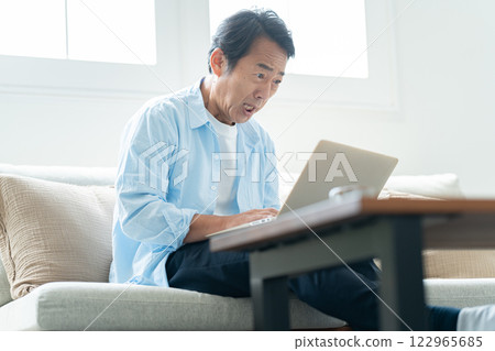 Individual investors in their 50s fear the fall of crypto assets Individual investors in their 50s fear the fall of crypto assets 122965685