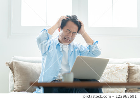 Individual investors in their 50s fear the fall of crypto assets Individual investors in their 50s fear the fall of crypto assets 122965691