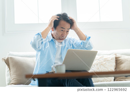 Individual investors in their 50s fear the fall of crypto assets Individual investors in their 50s fear the fall of crypto assets 122965692
