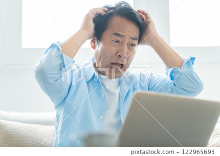 Individual investors in their 50s fear the fall of crypto assets 122965693
