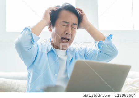 Individual investors in their 50s fear the fall of crypto assets Individual investors in their 50s fear the fall of crypto assets 122965694
