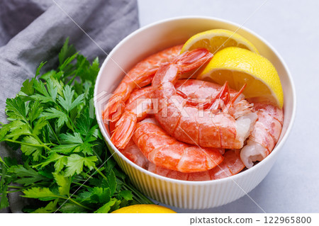 Fresh shrimps, accompanied by sprigs of fresh parsley and juicy lemon 122965800