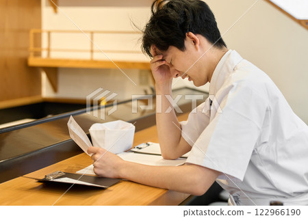 A Japanese chef struggling with business management A Japanese chef struggling with business management 122966190