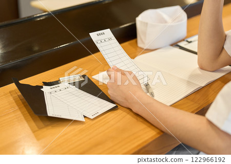 A Japanese chef struggling with business management 122966192
