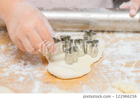 Girl's hands making homemade cookies 122966256