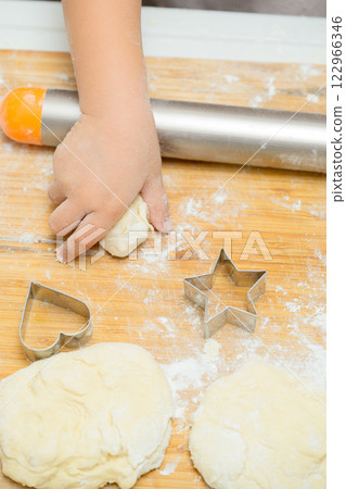 在家做餅乾的女孩 122966346