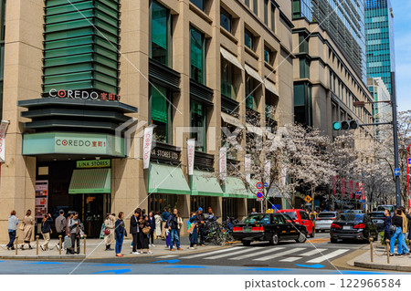 東京中央區日本橋室町街景Coredo室町和盛開的櫻花 122966584