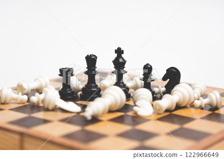 掉落的白黑棋子 122966649