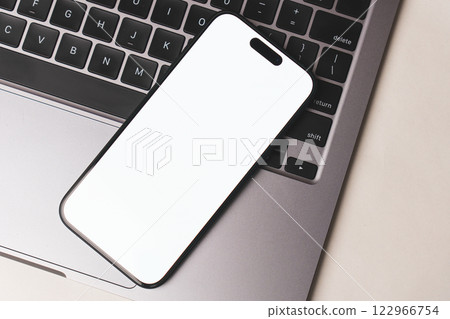 白色筆記本和智能手機 122966754