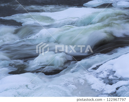 winter waterfall 122967797