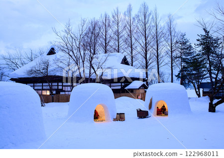 傍晚:秋田縣,燈光璀璨的雪屋和古宅 傍晚:秋田縣,燈光璀璨的雪屋和古宅 122968011