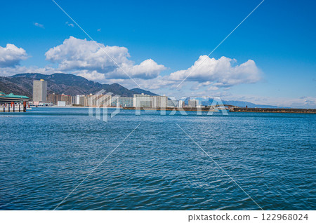 Lake Biwa in winter: View from Otsu Port 122968024