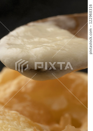 派燉菜:用湯匙將裹著派的燉菜舀起來 派燉菜:用湯匙將裹著派的燉菜舀起來 122968316