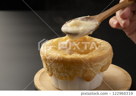 派燉菜：用湯匙將裹著派的燉菜舀起來 122968319
