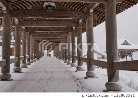 Beautiful snow scenery at Tajima Daibutsu Chorakuji Temple 122968581