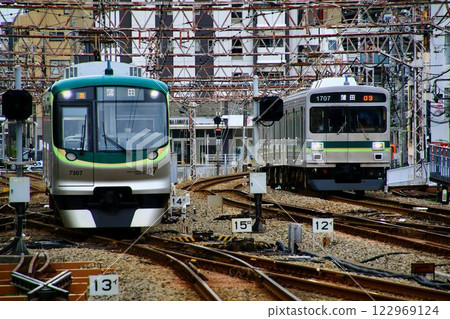 The Ikegami Line and Tamagawa Line arrive at the same time at Tokyu Kamata Station. 122969124