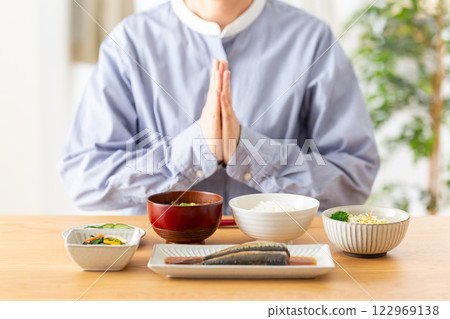 中年婦女吃日式早餐 122969138