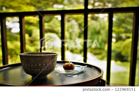 綠樹環繞的咖啡館風景 122969151