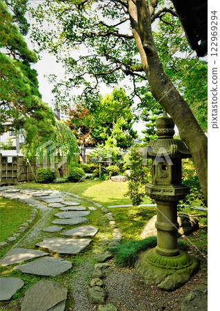 被清新綠樹環繞的日式花園 被清新綠樹環繞的日式花園 122969294