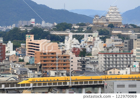 Himeji Castle and Doctor Yellow 122970069