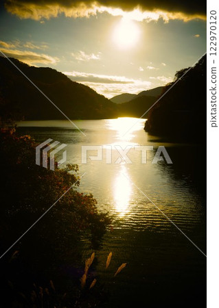 湖在日落弄髒了 湖在日落弄髒了 122970120