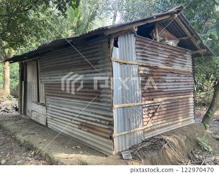 發展中國家山區的廢棄房屋 122970470